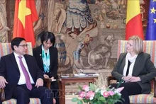 Le Premier ministre Pham Minh Chinh et la présidente de la Chambre des représentants belge Éliane Tillieux. Photo : VNA