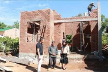 Au 6 mars, le pays avait inauguré 65.564 nouveaux logements et lancé la construction de 56.074 autres en remplacement de 121.638 logements précaires et délabrés, selon le Bureau national pour la réduction de la pauvreté. Photo : VNA Zalo Facebook Twitter Impression Copy link.