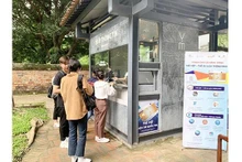 Les visiteurs s'inscrivent et activent la carte intelligente au comptoir d'information du Temple de la Littérature. Photo : Administration nationale du Tourisme.