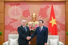 Le vice-président permanent de l'Assemblée nationale (AN), Tran Thanh Man (droite), et le président du groupe parlementaire d'amitié Roumanie – Vietnam Eugen Neata. Photo: VNA