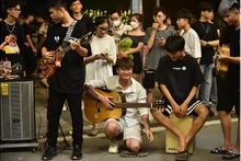 Les jeunes jouent de la musique dans la rue piétonne de l'ancienne citadelle de Son Tây. Photo: NDEL
