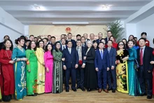Le Premier ministre Pham Minh Chinh, des membres de la délégation de haut niveau l'accompagnant, des membres du personnel de l'ambassade du Vietnam, et des représentants de la communauté vietnamienne en Roumanie, lors de la rencontre. Photo : VNA.