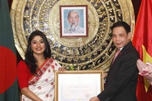 L’ambassadeur du Vietnam au Bangladesh, Pham Viêt Tiên et la directrice artistique du Théâtre de danse Turongomi, Pooja Sengupta, lors de la cérémonie. Photo : VNA.