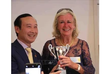 L'ambassadeur du Vietnam en Belgique, Nguyên Van Thao (à gauche) et Chris Geyskens (à droite). Photo : VNA.