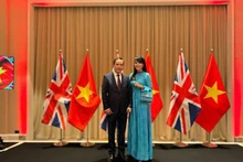 La jeune réalisatrice passionnée et talentueuse résidant au Royaume-Uni, Hân Lê (à droite) et l'ambassadeur du Vietnam au Royaume-Uni, Dô Minh Hùng (à gauche). Photo : baoquocte.vn