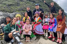 Le compositeur Quach Beem, ses amis et des enfants locaux. Photo : Quach Beem.