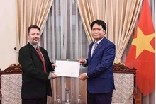 L’ambassadeur Nguyên Viêt Dung, directeur du Département du protocole d’État du ministère des Affaires étrangères (à droite) l'ambassadeur du Pakistan au Vietnam, Kohdayar Marri (à gauche). Photo : baoquocte.vn