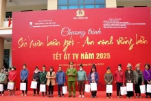 Le colonel Pham Truong Giang, directeur adjoint de la police provinciale de Diên Biên, a offert des cadeaux du Têt traditionnel aux familles du district de Diên Biên. Photo: nhandan.vn