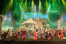 Plus de 1 500 artisans, artistes et athlètes venus de troupes artistiques de 16 villes et provinces du Centre du pays prennent part au Festival culturel des groupes ethniques minoritaires 2024. Photo . VNA