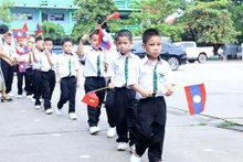 Les enseignants de l'école de langue bilingue Nguyên Du lao-vietnamien ont accueilli les élèves de première année lors d'une cérémonie organisée le 6 septembre. Photo : VNA.