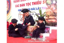Le Festival des costumes traditionnels des minorités ethniques du Vietnam a eu lieu du 18 au 20 novembre 2022. Photo : baolangson.vn
