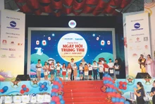 Remise des cadeaux aux enfants à l’occasion de la Fête de la mi-automne 2023. Photo : Saigontourist/CVN