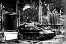 Le char de l'Armée de libération du Sud entre dans le Palais de l'Indépendance. Photo : VNA.
