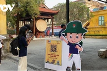 Les visiteurs scannent les codes QR pour trouver des informations à la citadelle impériale de Thang Long. Photo : VOV.