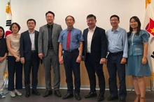 Dans la photo, Choi BunDo, président de l'Association de Commerce Coréenne au Vietnam (4e à partir de la gauche), Trân Hoàng, rédacteur en chef du magazine Doanh Nhân Sài Gon (5e à partir de la gauche), et Truong Gia Bao, vice-président et secrétaire général de l'Union des Associations de l'Immobilier Industriel du Vietnam (6e à partir de la gauche). Photo : doanhnhansaigon.vn 