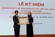 La vice-présidente Vo Thi Anh Xuân remet l’Ordre de l’amitié au directeur général de Samsung Electronics Vietnam Thai Nguyên, Lee Byeong Kuk. Photo : VNA.