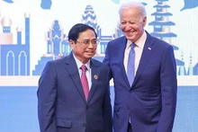 Le Premier ministre Pham Minh Chinh (à gauche) et le Président américain, Joe Biden (à droite). Photo : NDEL.