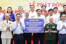 Le Président Vo Van Thuong (2e à gauche) assiste à une cérémonie de lancement d'un programme d'aide au logement pour les ménages pauvres. Photo : VNA