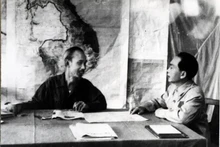 Au nom du Comité central du Parti et du gouvernement, le président Hô Chi Minh charge le général Vo Nguyên Giap d’étudier le plan de bataille et d’ouvrir la campagne de Diên Biên Phu. Photo d’archive de la VNA
