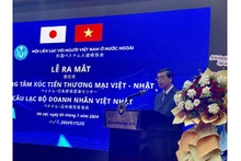 L'ambassadeur Nguyên Phu Binh, président de l’Association de liaison avec les Vietnamiens résidant à l’étranger s'exprime lors de la cérémonie. Photo: thoidai.com.vn