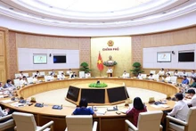 Le Premier ministre Pham Minh Chinh (centre) lors de la réunion du gouvernement consacrée au travail législatif, à Hanoi, le 24 août. Photo : VNA.