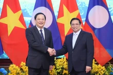 Le Premier ministre vietnamien, Pham Minh Chinh (à droite) et son homologue lao, Sonexay Siphandone, le 6 janvier à Hanoï. Photo : VNA.