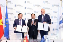 Le président du Conseil de membre d’EVN, Duong Quang Thanh (gauche), le Premier ministre Pham Minh Chinh (milieu) et le vice-président de la BEI, Kris Peeters. Photo: VNA
