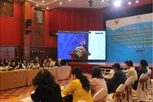 La docteure Kaye Eldridge, responsable du programme Aus4Skills, a fait une présentation lors de la conférence. Photo : thoidai.com.vn