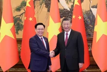 Le Président de l’Assemblée nationale du Vietnam (ANV) Vuong Dinh Huê (à gauche) et le Secrétaire général du Parti communiste chinois (PCC) et Président chinois Xi Jinping se serrent la main, à Pékin, le 8 avril. Photo : VNA.