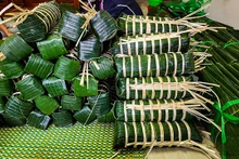 Grâce au maintien du nom de la marque, aux cours de ces dernières années, le « banh chung » et le « banh tét » du village de Chuôn ont toujours été bien accueillis par les clients à l'intérieur et à l'extérieur de la province. Photo : Journal Tô Quôc.