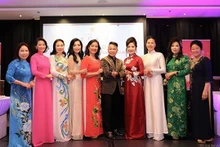 Le président de l'Association culturelle et artistique du Vietnam en République tchèque, Pham Gia Hâu et les candidates participant au 3e concours Miss Ao Dai en Europe de 2024. Photo : Association culturelle et artistique en République tchèque.