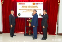 L'inauguration d'un nouveau système de journal électronique au Journal lao Pasaxon. Photo : nhandan.vn