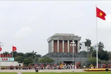 Les longues files de visiteurs devant le Mausolée du Président Hô Chi Minh, à Hanoi, capitale vietnamienne. Photo : VNA.