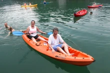 Les visiteurs australiens visitent le Vietnam. Photo : VOV.
