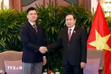 Le président de l’Assemblée nationale du Vietnam, Trân Thanh Mân (droite) et Lee Ark Boon, directeur général de Sembcorp Development et président du Conseil d’administration du groupe VSIP. Photo : VNA.