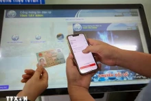 Les procédures administratives sont numérisées sur des plateformes de services publics, contribuant ainsi à créer un confort et une transparence dans le traitement des démarches pour les citoyens. (Photo : VNA)