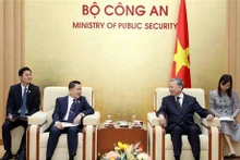 Le ministre de la Sécurité publique, le général To Lam (droite) et Khonsi Naovalat, chef de l'agence de représentation du ministère lao de la Sécurité publique au Vietnam. Photo : VNA.