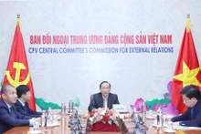 Le chef de la Commission des Relations extérieures du PCV, Lê Hoài Trung, lors de la conversation téléphonique avec son homologue cubain, Emilio Lozada Garcia. Photo : VNA.