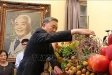 Le Secrétaire général To Lam offre de l'encens à la mémoire du général Vo Nguyen Giap. Photo : VNA. 