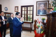 Le Premier ministre Pham Minh Chinh rend hommage, mardi après-midi 29 avril, à feu le président du Conseil des ministres Pham Hung. Photo : VNA.