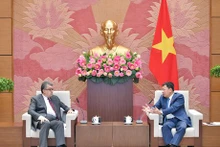 Le président de la Commission des Relations extérieures de l'Assemblée nationale vietnamienne, Vu Hai Hà, (à droite) a reçu le 2 août à Hanoï l'ambassadeur d'Arménie au Vietnam, Vahram Kazhoyan. Photo : quochoi.vn