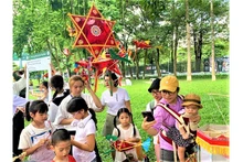 Le Musée d'ethnographie du Vietnam propose chaque année son programme de la mi-automne réunissant de nombreux enfants. Photo : Linh Vi.