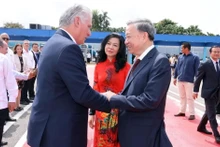 Le premier secrétaire et président Miguel Díaz-Canel Bermúdez fait ses adieux au secrétaire général et président Tô Lâm à l’aéroport international José-Martí, à La Havane, le 27 septembre. Photo : VNA.