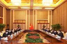 Le Secrétaire générale du Comité central du Parti communiste du Vietnam, Nguyên Phu Trong, et Li Zhanshu, Président du Comité permanent de l’Assemblée populaire nationale. Photo : VNA.