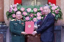 Le Président To Lam remet la décision de nommer le général de corps d'armée Trinh Van Quyet au poste de président du Département général de la politique, lors d'une cérémonie tenue le 3 juin à Hanoï. Photo : VNA.