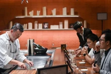 Le Teppanyaki chez Hibana by Koki est comme un voyage des sens, les plats sont méticuleusement préparés et servis dans un espace privé.