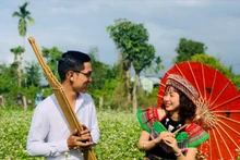 Chanthaphone Kittilat dans le jardin de fleurs de sarrasin au village de Cà Ban. Photo: thoidai.com.vn