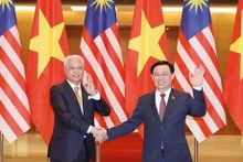 Le Président de l'Assemblée nationale vietnamienne, Vuong Dinh Huê (à droite), rencontre le Premier ministre malaisien, Dato' Sri Ismail Sabri bin Yaakob, lors de sa visite officielle au Vietnam en mars 2022. Photo : VNA.