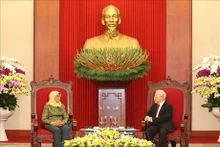 Le Secrétaire Général du Parti communiste du Vietnam, Nguyên Phu Trong et la présidente singapourienne Halimah Yacob. Photo : VNA.