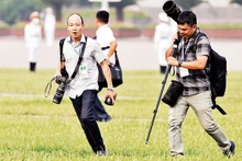 Les journalistes couvrent un événement. Photo : Journal Nhân Dân. 